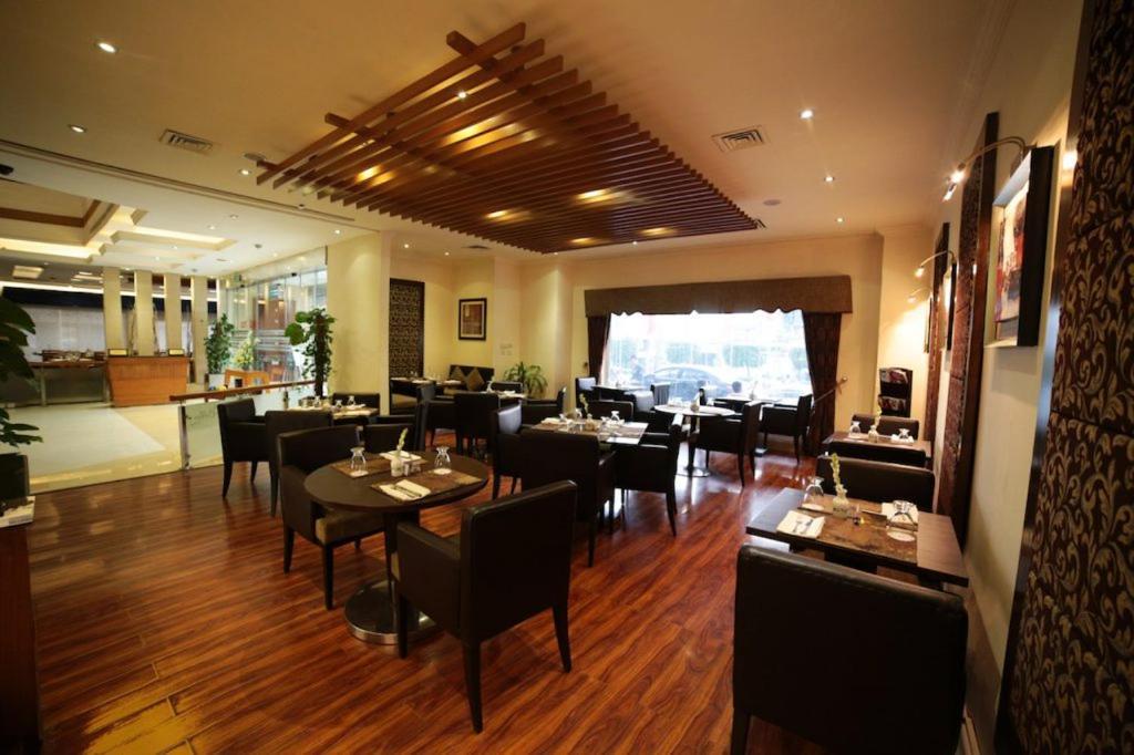 Park Lane Hotel Lahore Buitenkant foto